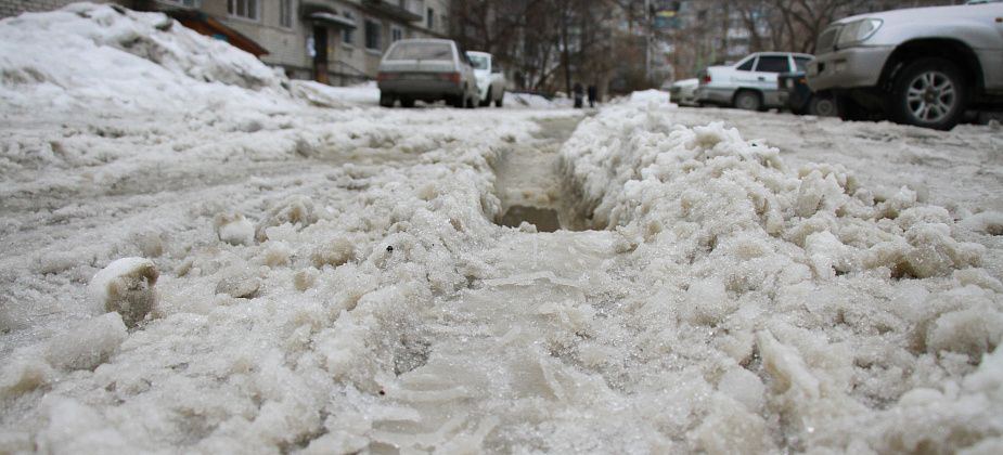 «Утром три машины застряли». Серовчане жалуются на неубранный снег