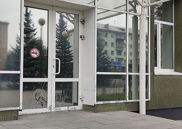 Мэрия собирается взыскать деньги с серовчанина, который повредил входную группу