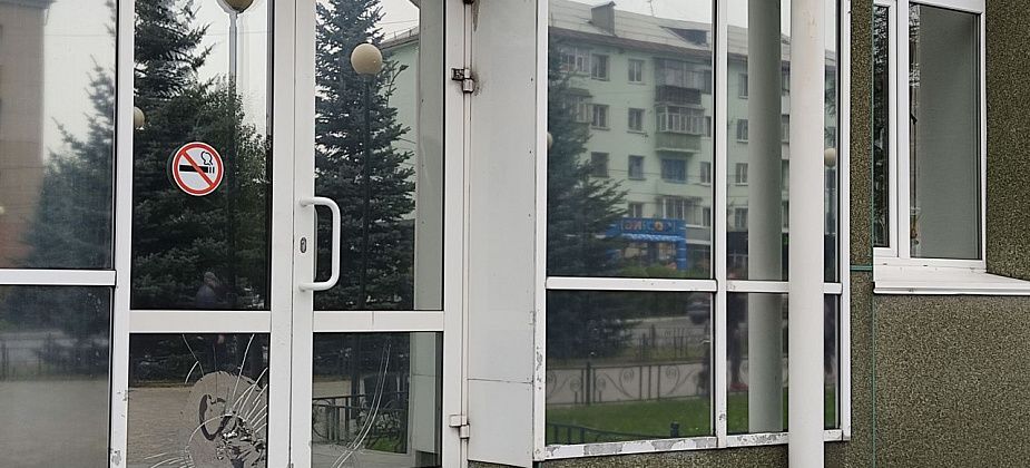 Мэрия собирается взыскать деньги с серовчанина, который повредил входную группу
