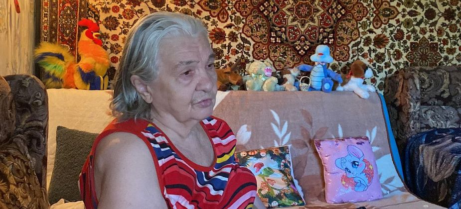 "Меня только "завтраками" кормят": в Серове пенсионерка отчаялась ждать восстановления поврежденного потолка