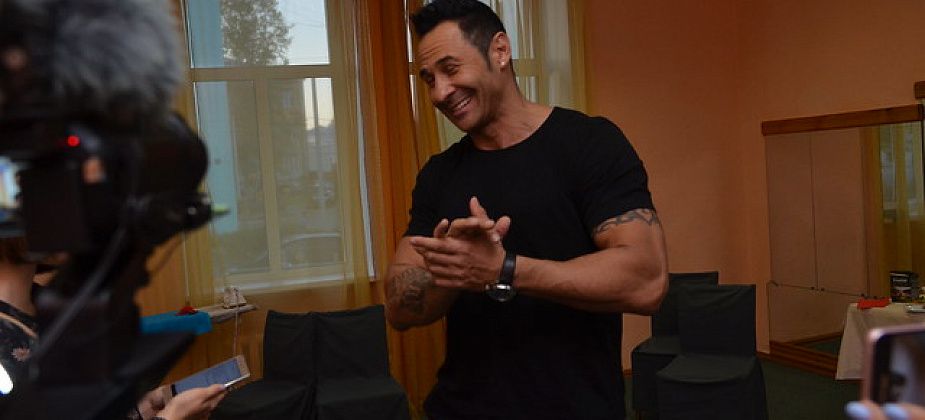 Стас Костюшкин о самом странном подарке, неумении открывать вино и пении под «фанеру»