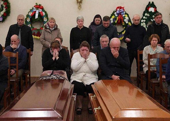 “Гробы опускаем синхронно”. “Обряд” – об организации групповых погребений