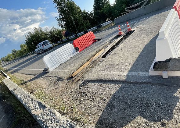 Дорожные службы ремонтируют дорогу на автомобильном мосту в районе Медянкино
