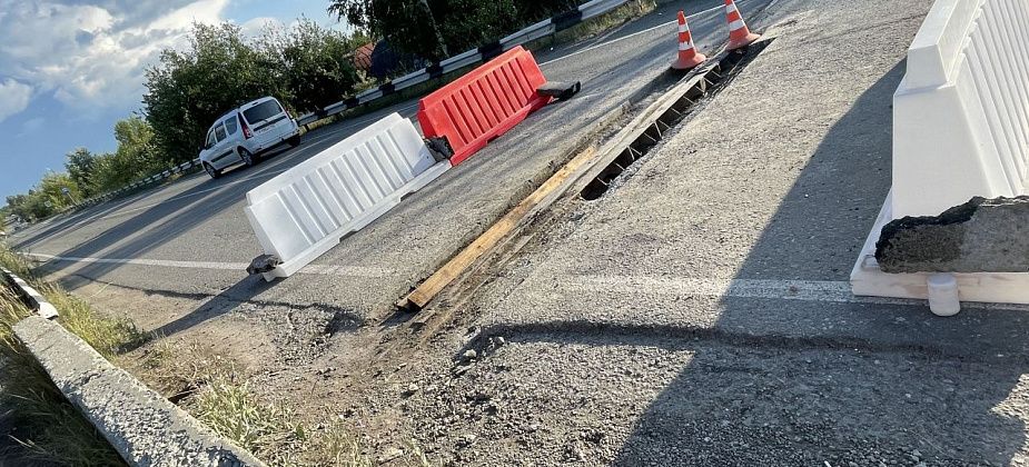 Дорожные службы ремонтируют дорогу на автомобильном мосту в районе Медянкино