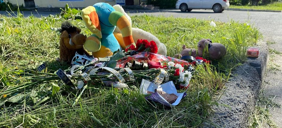 В Серове на месте ДТП, в котором погиб ребенок, образовался стихийный мемориал