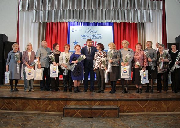 В Серове прошло собрание по случаю Дня местного самоуправления. Рассказываем, кто получил награды