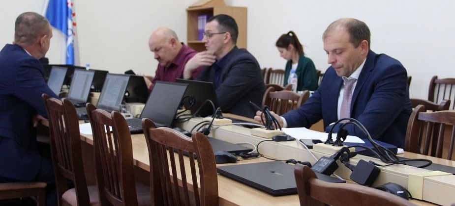 На горячую линию поступило 125 жалоб. Депутатам рассказали о старте отопительного сезона в Серове