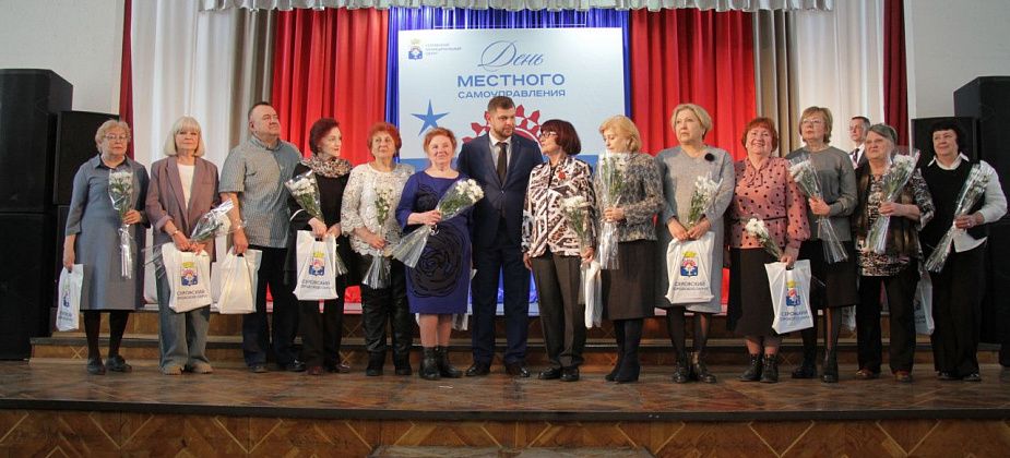 В Серове прошло собрание по случаю Дня местного самоуправления. Рассказываем, кто получил награды