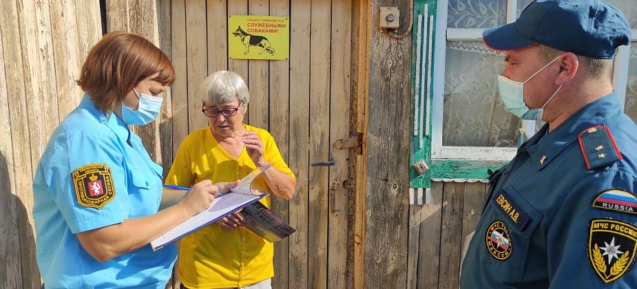 После гибельного пожара огнеборцы провели рейд в селе Филькино