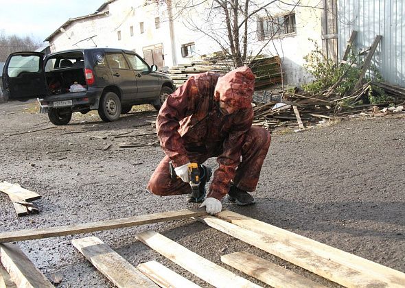 Активисты «Взаимопомощи на дорогах» помогли построить будки в приюте для собак