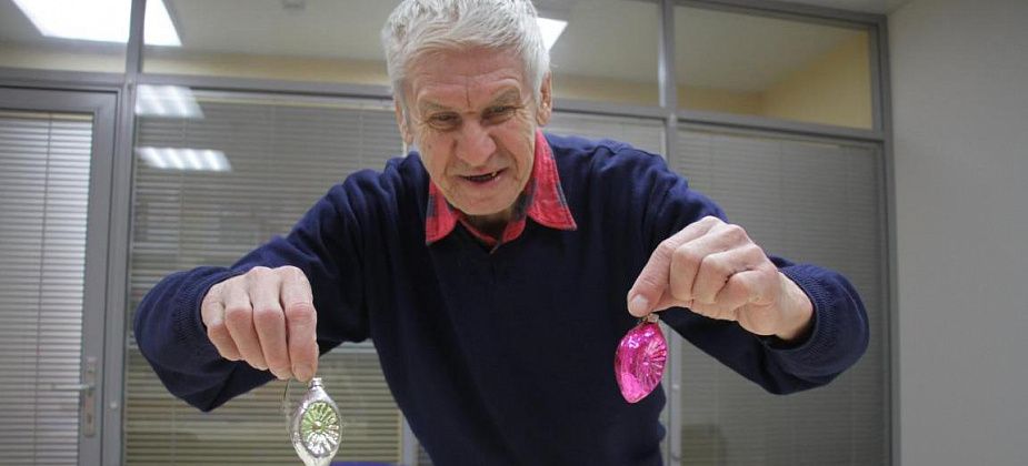 “Я принес вам свое детство”. Историк-краевед рассказывает о семейных елочных украшениях