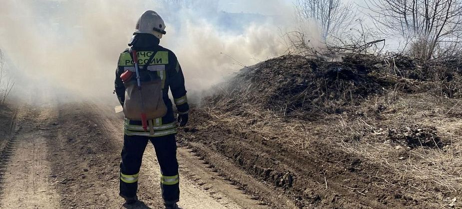 В Серове за сутки произошло четыре пожара. Горел электрощит в подъезде и сухая трава
