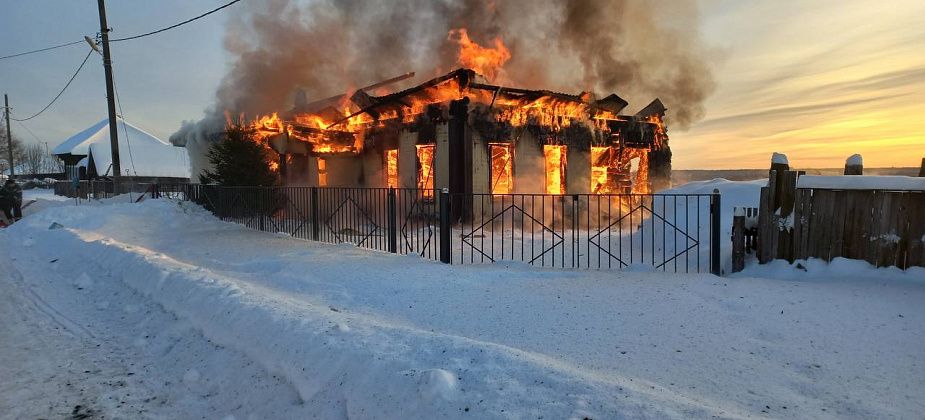 Стали известны подробности пожара в клубе деревни Семенова
