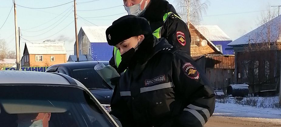 Инспекторы ГИБДД провели рейд на выезде из Серова. Просили водителей не рисковать