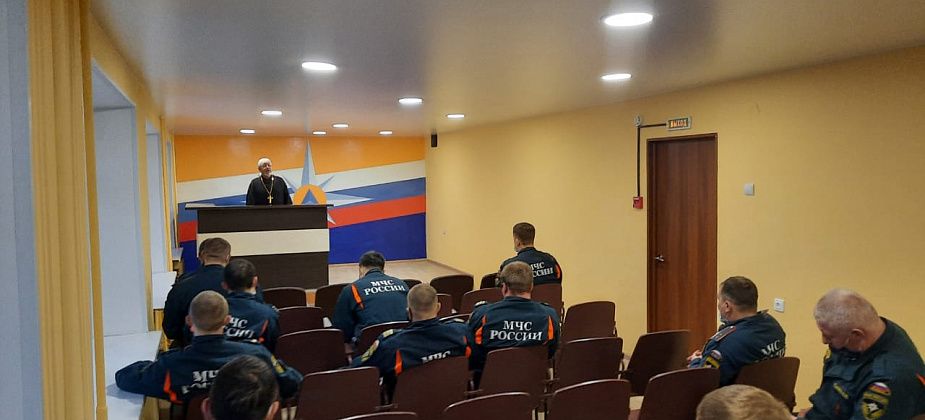В Серове священники поздравили огнеборцев с Днем спасателя и Новым годом