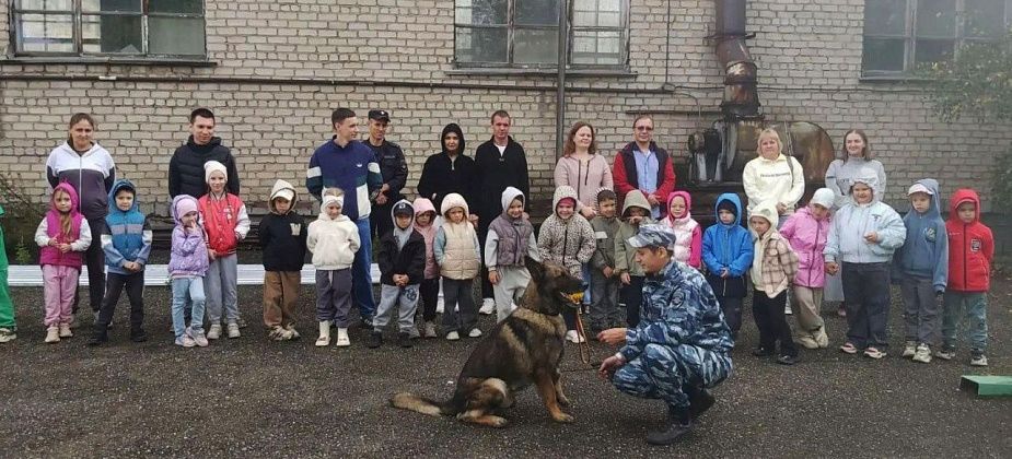 Юные серовчане из «Лучика» побывали на экскурсии в полиции