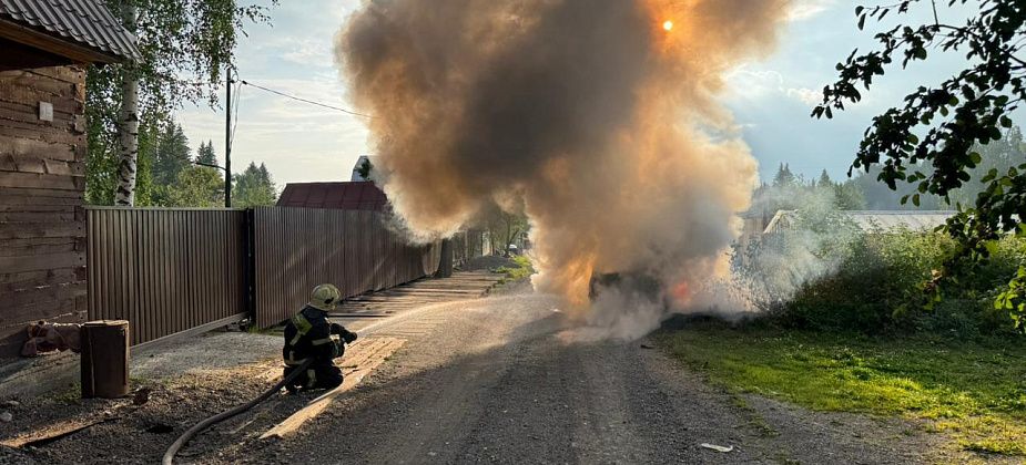 В Серове горели частный дом и иномарка