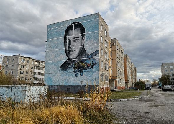 Портрет Анатолия Серова на фасаде пятиэтажки пострадал из-за ремонта межпанельных швов