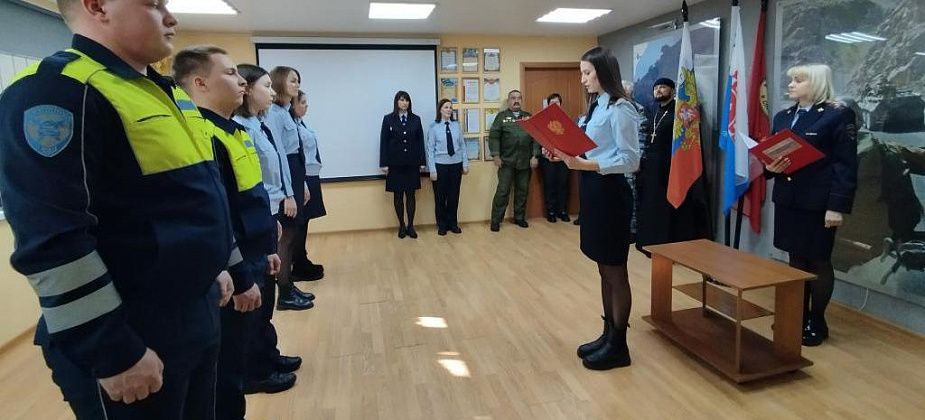 Шесть молодых сотрудников полиции Серова приняли присягу