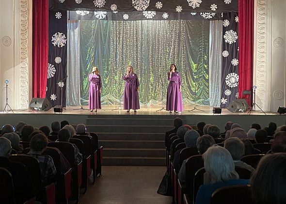 В ДКЖ прошел фестиваль “Серовское долголетие. Бежит зима в сапожках”