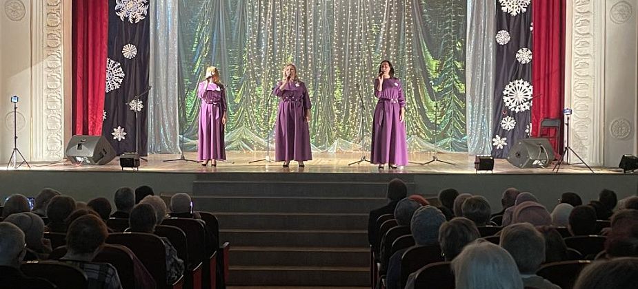 В ДКЖ прошел фестиваль “Серовское долголетие. Бежит зима в сапожках”