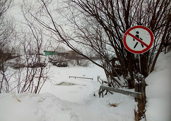 Обезопасились? Власти Серова установили знаки, запрещающие проход по реке села Филькино