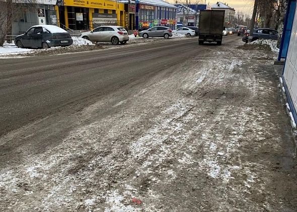 «Жалоб на грязь не поступало». Власти Серова прокомментировали ситуацию с посыпкой дорог