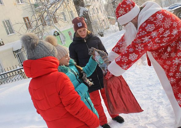 В Рождество Дедушка Мороз раздавал подарки на улицах Серова
