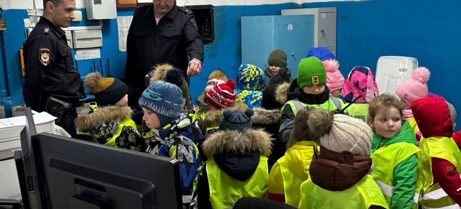 Полицейские Серова и Сосьвы проводят встречи с детьми в рамках Дня правовой помощи