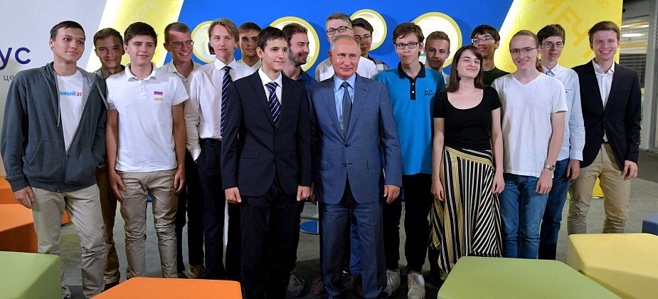 Выпускник пришел на встречу с Путиным в футболке с надписью «Навальный 2018». Фото опубликовали на сайте Кремля