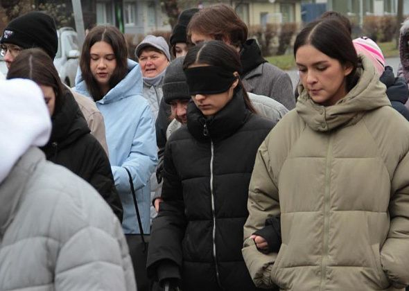 «Трудно привыкнуть к тому, что ты не видишь». По Серову прошли люди с проблемами зрения и студенты с завязанными глазами
