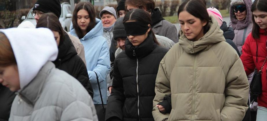 «Трудно привыкнуть к тому, что ты не видишь». По Серову прошли люди с проблемами зрения и студенты с завязанными глазами