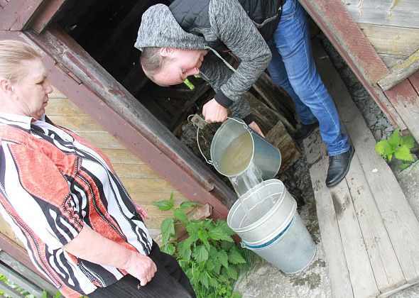 В Новой Сосьве проваливается последний колодец, люди собирают дождевую воду