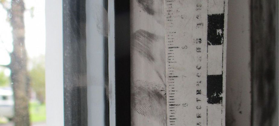 Серовчанка оставила окно квартиры открытым на ночь. В комнату залез пьяный молодой человек и украл деньги