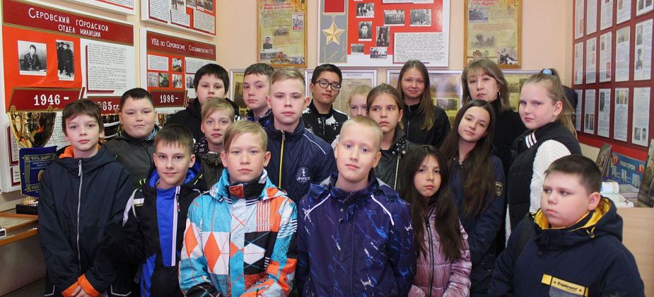 Накануне Международного дня защиты детей полицейские и члены общественного совета организовали для пятиклассников экскурсию в отдел полиции