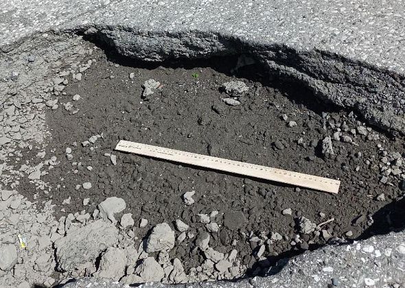 Серовчанка, пробившая колесо на Ключевой, измерила дорожные ямы: "Со счету сбилась"