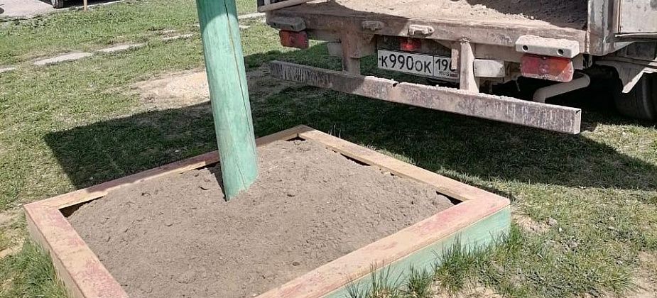 Неравнодушный горожанин наполнил пустующие песочницы песком