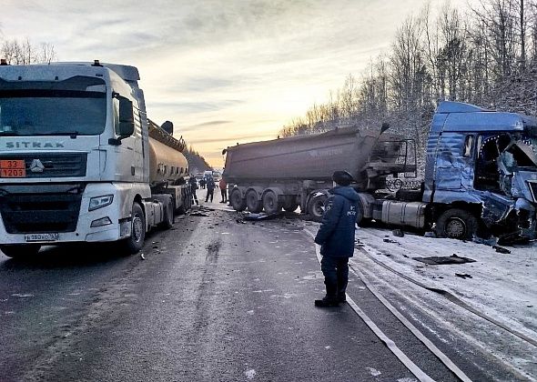 Из-за аварии под Серовом на дорогу вылилось полтонны бензина