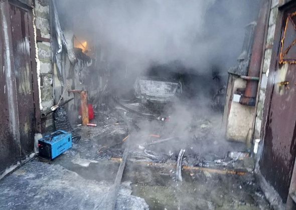 В гаражном боксе в Серове горели две иномарки