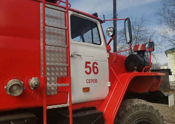 На улице Луначарского в Серове горел заброшенный дом