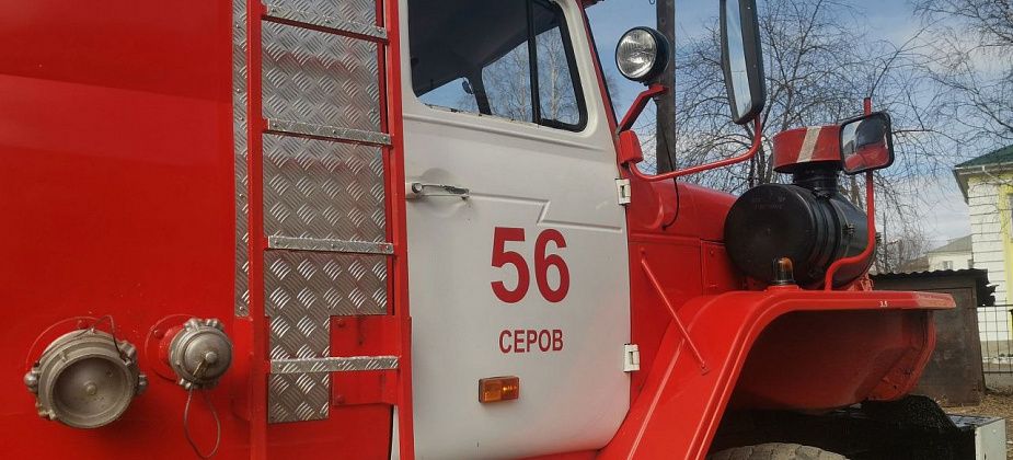 На улице Луначарского в Серове горел заброшенный дом