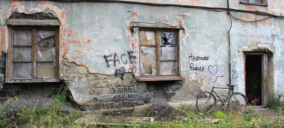 "Администрация поставила галочку". В Серове почти все жильцы съехали из аварийного дома по Пристанционной. Но не все... 