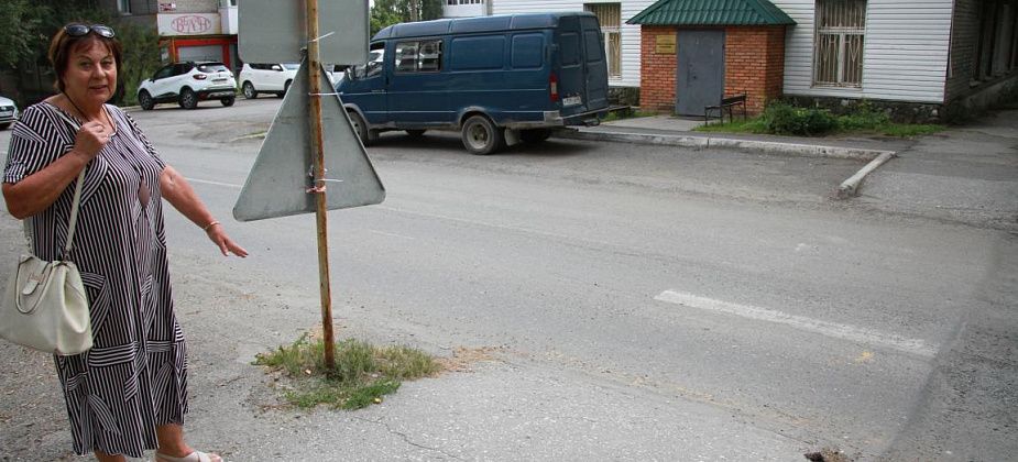 «Зимой это место – каток». Горожанка обратила внимание на опасный пешеходный переход в центре Серова