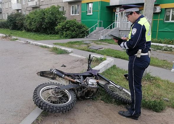 В Серове столкнулись легковушка и бесправник на кроссовом мотоцикле
