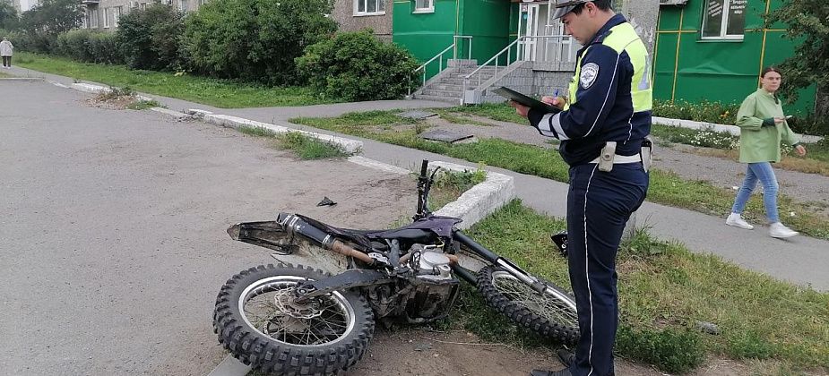 В Серове столкнулись легковушка и бесправник на кроссовом мотоцикле