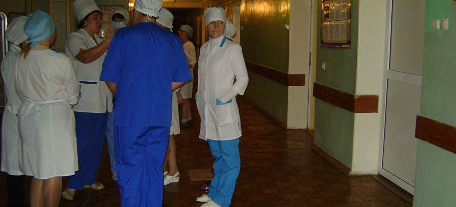 Медработники покупали халаты и сменную обувь за свой счет. Прокуроры выявили нарушения в Серовской городской больнице
