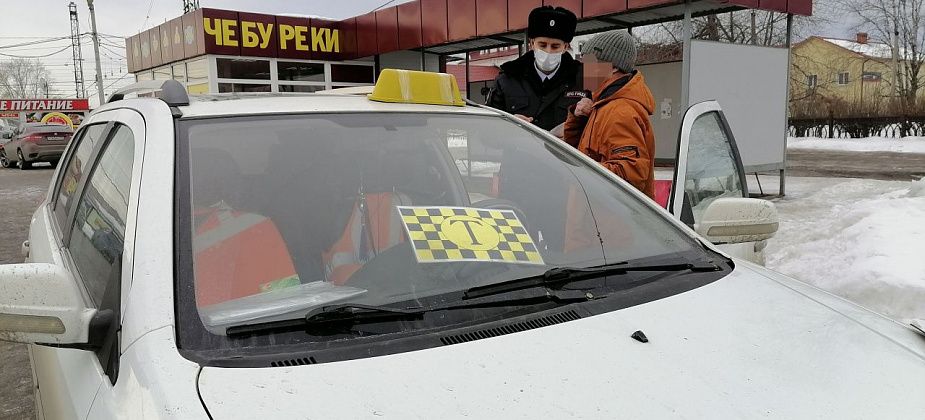 В Серове сотрудники Госавтоинспекции проверили службы такси