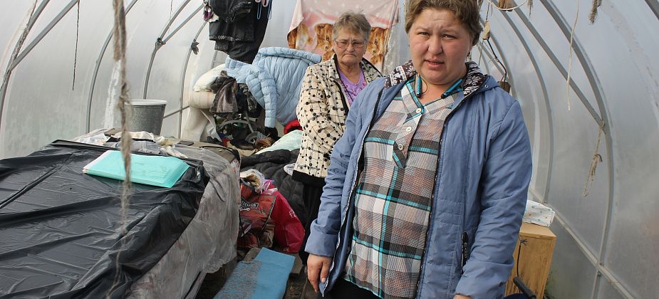 В Серове погорельцы по очереди ночуют в теплице. Семье нужна помощь
