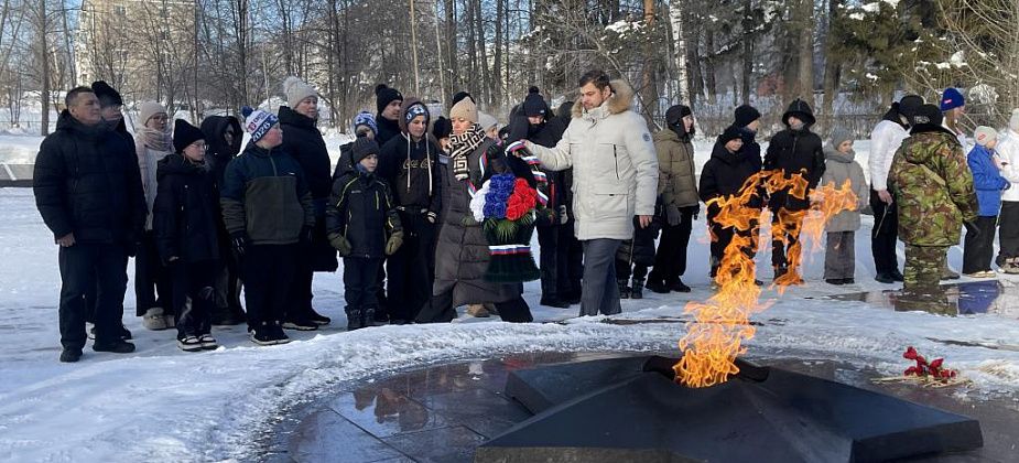 В Серове возложили цветы на мемориалах