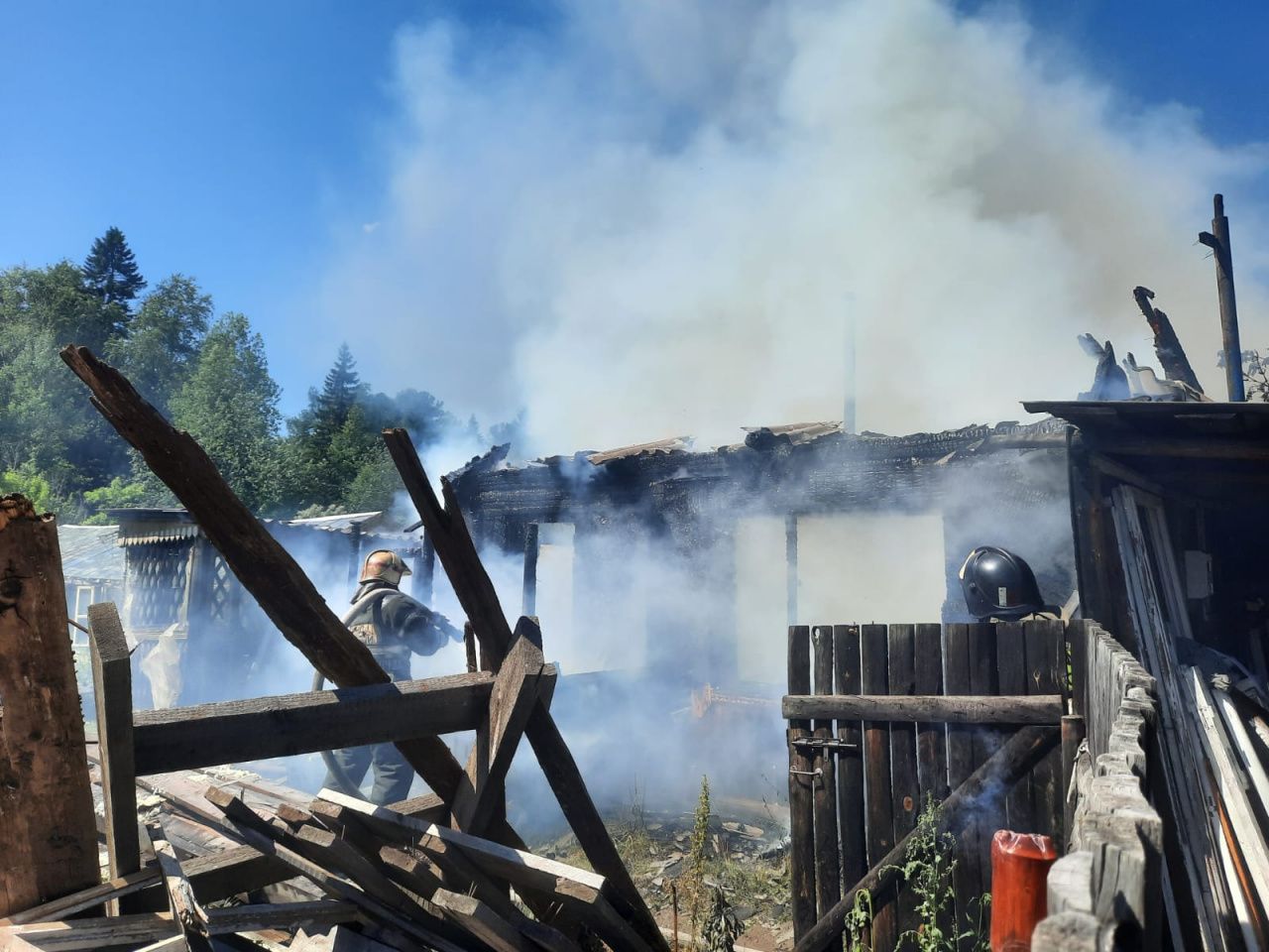 В выходные в Серове сгорел садовый домик